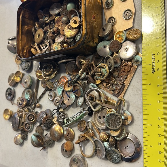 Very Old Patina Metal Buttons - Picture 3 of 8